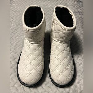 UGG / Size 5 / boots